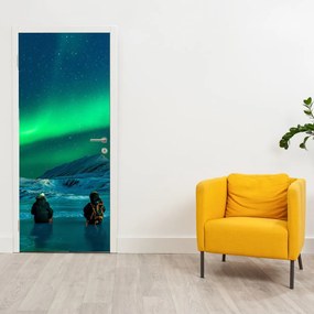 Fototapeta na dvere - Ľudia pri polárnej žiare (95x205cm)