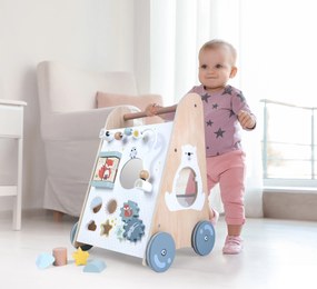 Drevené vzdelávacie chodítko s pohyblivými prvkami,