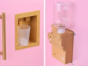 Veľká interaktívna drevená kuchyňa s pôvabnými zlatými doplnkami a kávovarom ZA5933