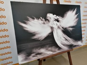 Obraz podoba anjela v oblakoch v čiernobielom prevedení