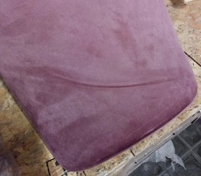 AKCIA Tmavoružová zamatová stolička BERA s čiernymi nohami II. akosť