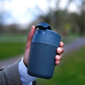 Tmavomodrý cestovný hrnček 340 ml Sipp – Joseph Joseph