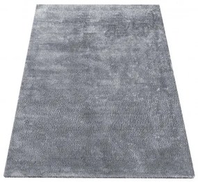 Sivý koberec s vyšším vlasom