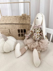Plyšový zajačik jarné kvety v béžovej sukni s menom dieťaťa