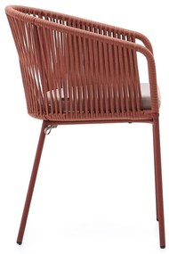 Terakotová kovová/polstrovaná záhradná stolička Yanet – Kave Home