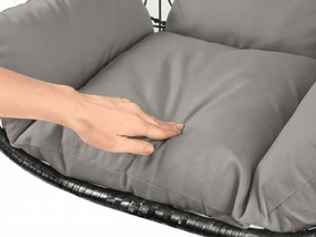 Čierne závesné kreslo KOKON bez stojana, svetlý vankúš