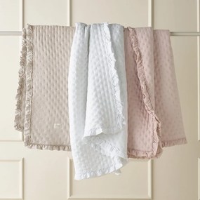 Biely prehoz na posteľ Molly s volánom 200 x 220 cm