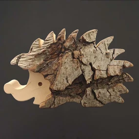 AMADEA Drevená dekorácia ježko s kôrou, masívne drevo, 15 cm