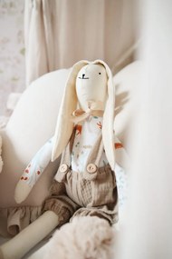 Plyšový králik v béžových mušelínových montérkach s menom dieťaťa