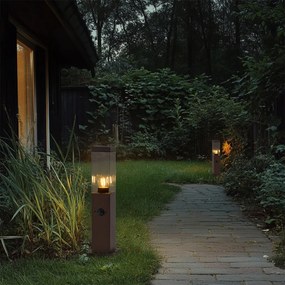 Vonkajšia lampa hrdzavo hnedá s čírym sklom 45 cm IP44 so zásuvkou a snímačom pohybu - Malios