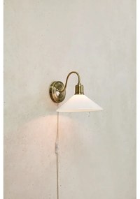 Nástenné svietidlo v bielo-mosadznej farbe Vela – Markslöjd