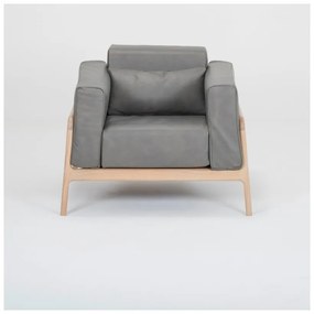 Tmavosivé kreslo z byvolej kože s konštrukciou z masívneho dubového dreva Gazzda Fawn