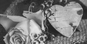 Obraz  čiernobiele zátišie s ružou a srdiečkom vo vintage prevedení