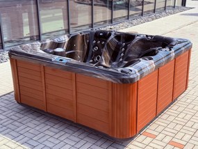 Akrylátová vírivka Ultimate - vystavený model cappucino s hnedou bočnicou