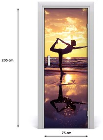 Fototapeta na dvere ľudia joga na pláži 75x205 cm