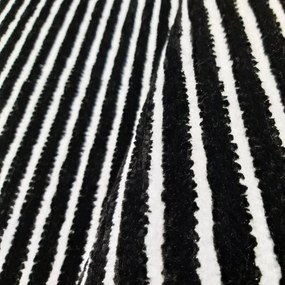Protišmykový čierno biely koberec do obývačky