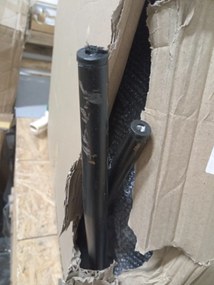 AKCIA Tmavosivá zamatová stolička COMO s čiernymi nohami II. akosť