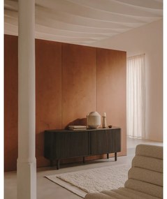 Tmavohnedá nízka komoda v dekore jaseňa s posuvnými dverami 180x75 cm Mailen – Kave Home