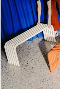 Béžová kovová záhradná lavica Nokk – noo.ma