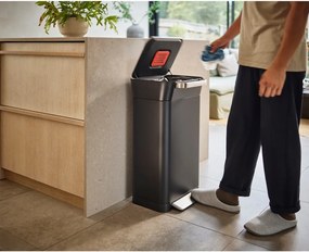Čierny nášľapný oceľový odpadkový kôš 30 l Titan – Joseph Joseph