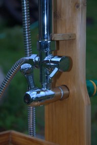 Drevená záhradná sprcha