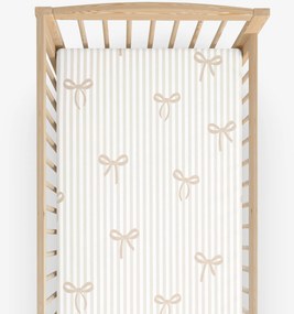 Goldea bavlnená napínacia plachta do detskej postieľky - latte mašličky s prúžkami 60 x 120 cm
