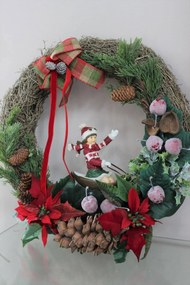 Červený vianočný veniec na dvere s figúrkou 42 cm