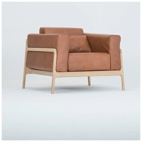 Koňakovohnedé kreslo z byvolej kože s konštrukciou z masívneho dubového dreva Gazzda Fawn