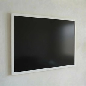 Toptabule.sk  Čierna magnetická tabuľa v bielom drevenom ráme COLOR 100×150 cm