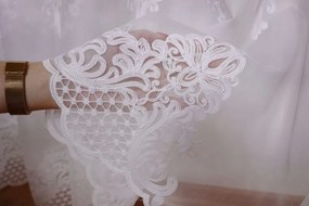 Dekorstudio Biela krajková záclona SELENE - vlastný rozmer Uchytenie závesu: Dekoračné krúžky strieborné, Šírka záclony: 650cm