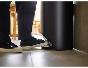 Matne čierny nášľapný kovový odpadkový kôš 30 l Arc – Joseph Joseph