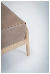 Svetlohnedá podnožka z byvolej kože s konštrukciou z masívneho dubového dreva Gazzda Fawn