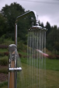 Drevená záhradná sprcha