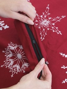 Vianočná bavlnená obliečka na vankúš Renforcé 40 × 60 cm – Snehové vločky červené