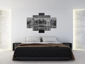 Obraz - Veľkomesto s fialovou vežou (150x105 cm)