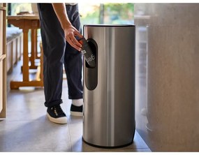 Nášľapný odpadkový kôš z nehrdzavejúcej ocele v lesklo striebornej farbe 30 l Arc – Joseph Joseph