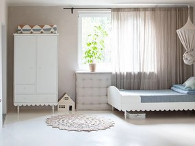 Detská šatníková skriňa so šuplíkmi, šatníkovou tyčou a policami BABUSHKA biela