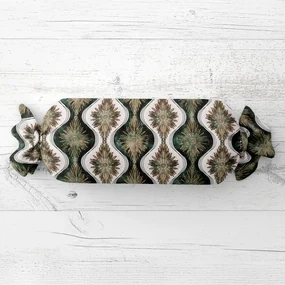 Biante Vankúš valec bonbon Sandra SA-542 Okrasné hviezdy na zelenom/bielom 15x40 cm