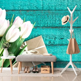 Fototapeta tulipány s obálkou na drevenom pozadí