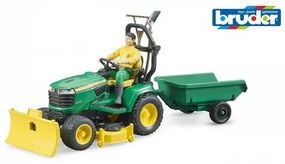 Bruder Traktor John Deere s prívesom a záhradníkom, 17,5 x 19 x 30 cm