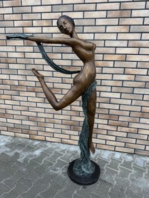 Akrobatická tanečnica žena z bronzu