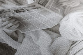 Obraz biely lev s novinami na záchode