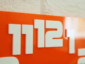 Nástěnné hodiny Logic 30 cm bílé/oranžové