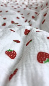Letné mušelínové obliečky Jahody 140x200 – ovocné, priedušné, 100 % bavlna, ideálne pre deti