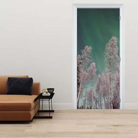 Fototapeta na dvere - Polárna žiara nad zmrznutými stromami (95x205cm)