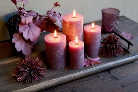 Fialová široká sviečka Macon Rustic plum - Ø 7*20cm/ 80h