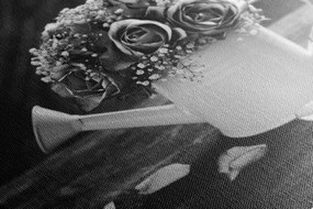 Obraz ruže v krhličke v čiernobielom prevedení - 120x80