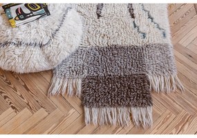 Biely vlnený taburet Berber Soul – Lorena Canals