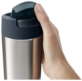 Cestovný hrnček v tmavomodro-lesklo striebornej farbe 450 ml Sipp – Joseph Joseph