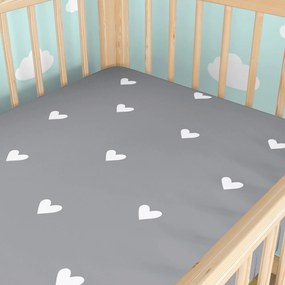 Goldea bavlnená napínacia plachta do detskej postieľky - srdiečka na sivom 60 x 120 cm